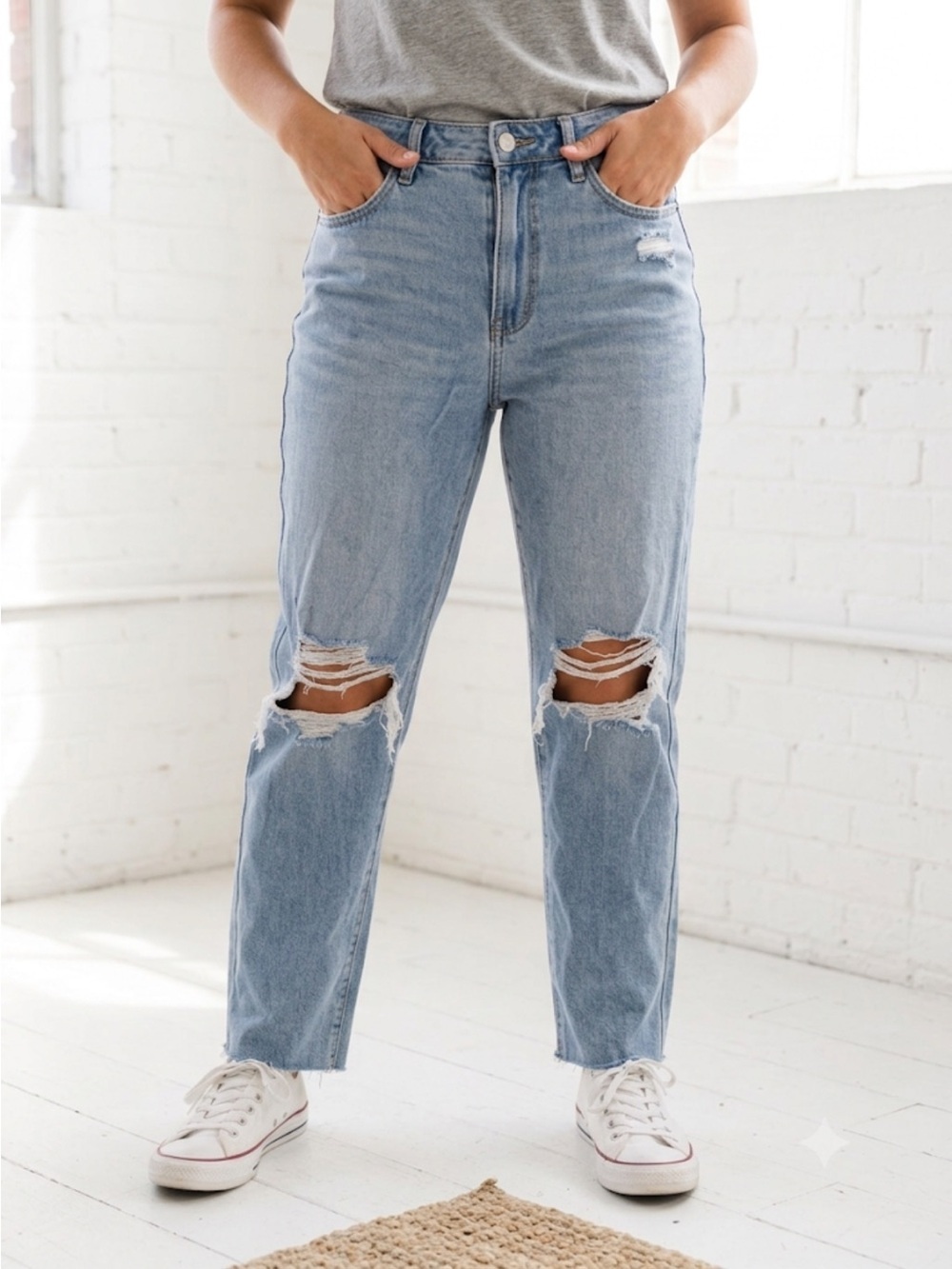 American Eagle Mom Jeans – Size 8 Short | Light Wash | Distressed | High‑Rise